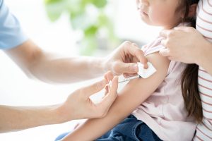 インフルエンザワクチンの効果と副反応、接種すべき時期について解説