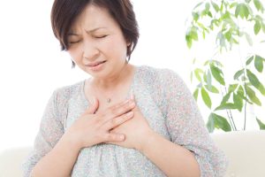 動悸の原因とは？考えられる病気や治し方について解説