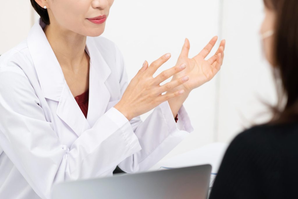 アレルギー性結膜炎は、薬物療法とあわせて、日常生活でアレルゲンを避けるための対処をおこなうことも必要です。 
